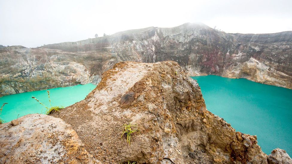 Gazele vulcanice si mineralele din apa provoaca culorile vii in lacurile Muntelui Kelimutu (Credit: Thinkstock)