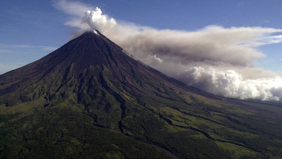 Conul abrupt al Muntelui Mayon este construit din multe straturi de fluxuri de lava 
